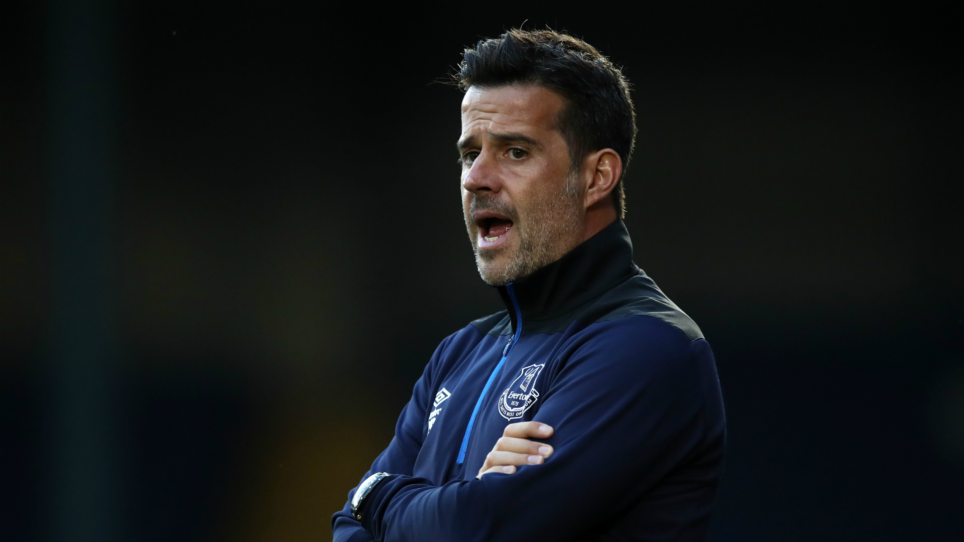 通过敏锐的 通过敏锐的