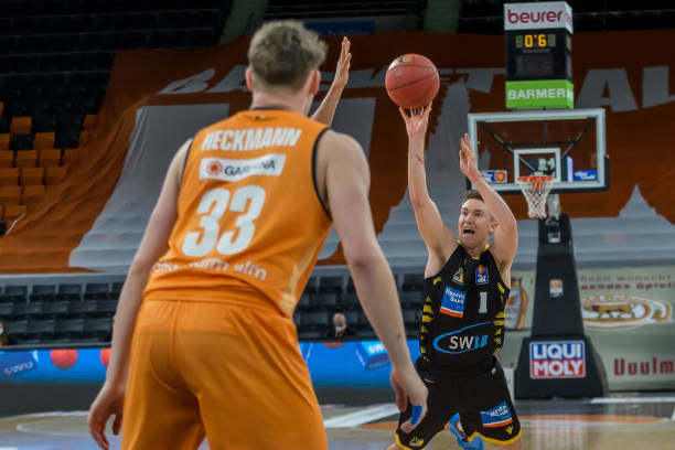 以赴捍卫自 以赴捍卫自